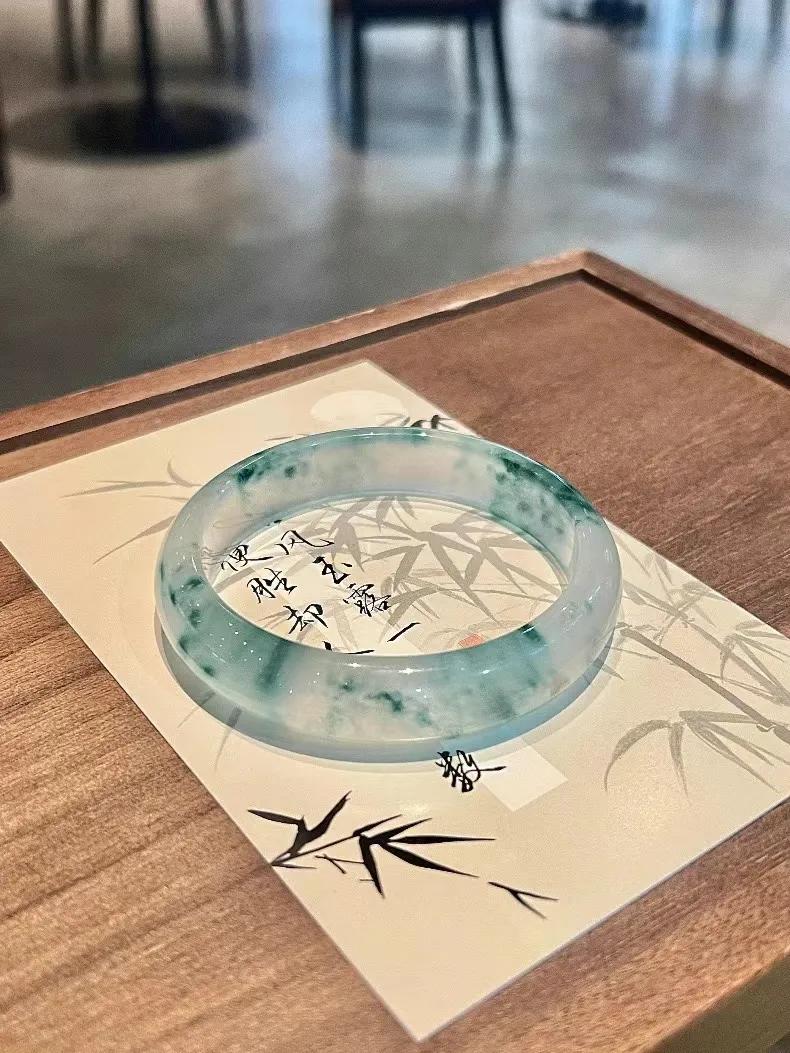 金运石手串的功效和作用（金运石最旺什么属相）
